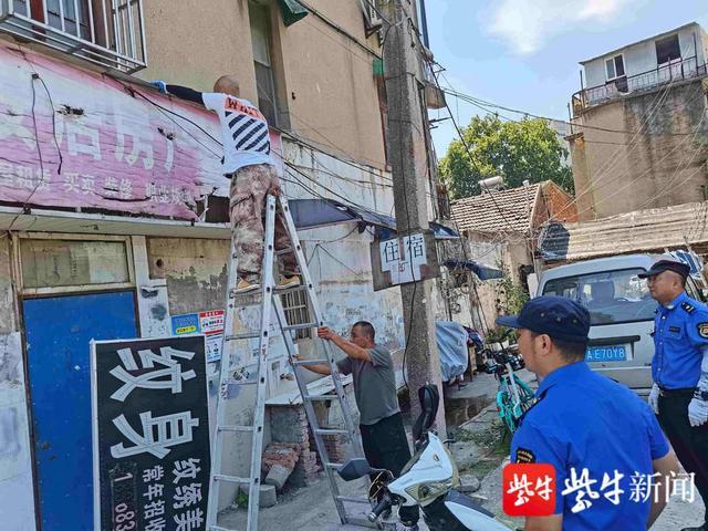 南京鼓楼城管开展夏季户外广告牌专项整治